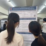 圖一：同學認真閱讀海報
