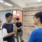 圖四：同學於海報前自由交流